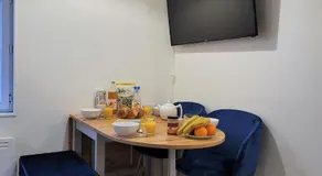 L établissement LA PLAGE A 2 PAS vous propose, 3 Appartements DEUX chambres, 1 appartement une pièce , NETFLIX, lits faits à votre arrivée, serviettes de toilette, Ménage, Wifi, en hyper centre ,Plage à 100m, BOX à Vélos, paiement 3 fois sans frais - Image 4