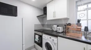 Cozy Studio, The Broadway, Next to Woodford Tube - Image 4
