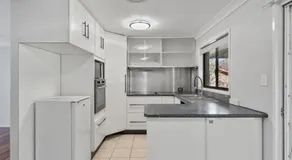Full 5 room House at Riverview , 11 beds, 2 bathrooms - Image 4