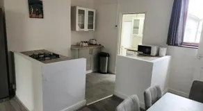 Doncaster Serviced Accommodation - Spacious 3 Bed Home - Business & Contractor Friendly - Image 3
