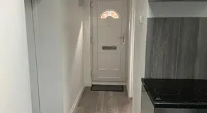 Modern Studio flat with free parking - Image 5