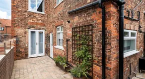 Charming 2 Bedroom House on the Iconic Humberside - Image 4