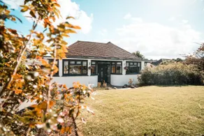 Modern Bungalow, Hot Tub, Work & Family Stays - Image 4