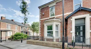 Newcastle CITY APT5,FREE STREET PARKING,4 BEDROOM HOUSE WITH 2 FULL BATHROOM AND KITCHEN,ALL ROOMS WITH TVs,7 BEDS,NETFLIX - Image 4