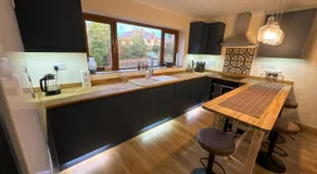 New city flat, 3 x double bed en-suite bedrooms, private kitchen & lounge, free private parking & own workspaces - Image 3