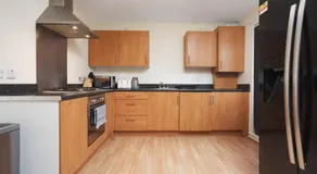 2BR Apartment with Parking Near Southside and Queens Park - Image 3