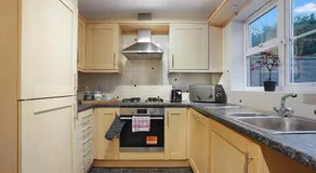 Comfortable stylish Townhouse in Ashford sleeps 5 Netflix 2 Parking spaces Perfect for Contractors and Families - Image 5