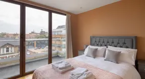 Charming One-Bedroom Retreat in Kingston KT2, London - Image 2