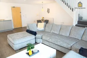 LARGE UNIQUE 2 BEDROOM DUPLEX APARTMENT WITH PRIVATE PARKING & FREE WIFI - VAT QUALIFYING BY AMAZING SPACES RELOCATIONS Ltd - Image 2