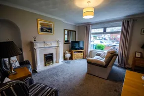 Spacious 4-Bedroom House in Glenboig - Image 2