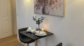 The Falcon's Nest - Stylish Central Apartment - Image 4