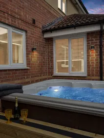 Large 5 Bedroom 3.5 Bathroom house garden/driveway - Image 4