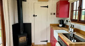 The Hut at Blackberry Barn - Image 4