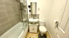 4 Bed House with Driveway Parking for 2 Cars - Rugby - Sleeps 10! Perfect for groups! - Image 3