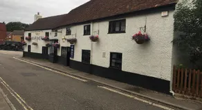 Bagshot High Street shops & restaurants on doorstep Ground Floor Sleeps 4 Free & Permit Parking near PennyHill Spa Ascot Races Wentworth Golf Longcross Film Studios - Image 4