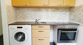 Vienna's Simmering Area, Budget-Friendly 2BR Apt with WIFI & TV - Image 3