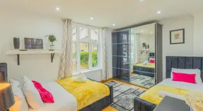 6BR Luxury Detached Mansion With Games Room & Hot Tub & Free Parking & Fast WiFi - Image 2