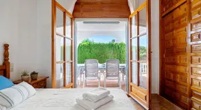 Villa 'Chalet a Pie Cala Forn con Piscina' avec piscine privée, terrasse et Wi-Fi - Image 2