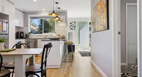 Gina's Retreat - Chic Comfort near Mount Taylor - Image 2