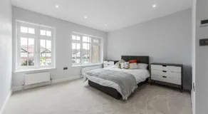 Prime Location 4-Bed Home in Croydon with Parking - Image 2