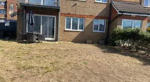 Modern 2 bedroom flat with Sky TV & free parking - Image 2