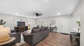 Pool 5 Star Large Deer Park home Super Host - Image 3