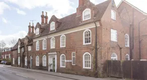 Grand Apartment in Historic Building with Free Parking - Image 4