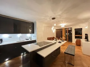 Riverside O2 Arena Retreat With Bath Jacuzzi - Image 2