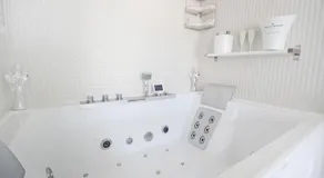 White Luxury Penthouse in City Centre - Image 5