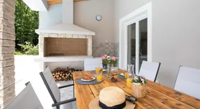 Villa SANDRINA mit beheiztem Pool und großem Garten - Image 3