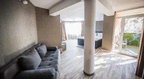 Vida Family Hotel -Top Central Location - Image 2