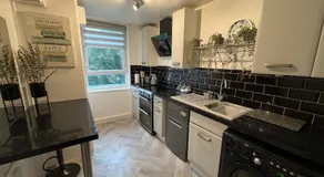 Spacious stylish apartment Croydon - Image 2