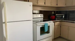 BEAUTIFUL 3 BEDROOM PRIVATE UNIT, FREE PARKING, FREE WIFI - Image 5