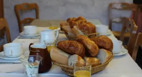 Touring Hotel - Image 4