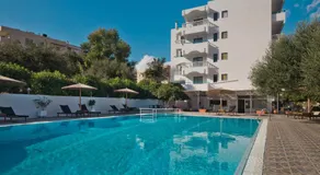 Regina Studios & Hotel - Image 2