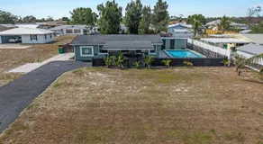 Relaxing modest bungalow- Mins to Beach - Pool - Yard - Image 5