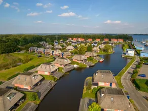 Comfortable Waterfront Park Retreat - Image 4
