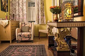 Theaterland Classic Apartments - Image 2