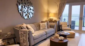 Luxury Sea View Apartment - Image 2