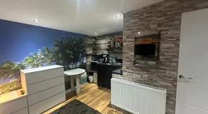 Modern 1 bed suite in guest house private garden - Image 2