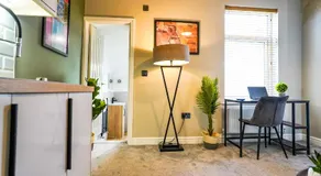 The Invicta Studios - Spacious Studios - City Centre Location - Contractor Friendly - Free WiFi - Smart TV - Desk Space - Well Designed - Communal Garden - Image 3