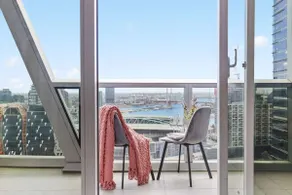Docklands 3BR Getaway Harbour View & Free Parking - Image 4
