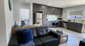 Lbarza Elegant Family 3BR Townhouse close to shopping centre Kialla - Image 2