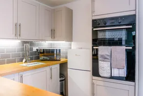 4 Bed w/Parking  10 Minutes to NEC/Airport Stays - Image 4