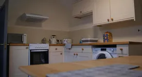 2 Bedroom Apartment - Free Parking - Image 3