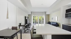 Spacious 1BR Loft Villa - Pool Golf - Doral Downtown - Image 3