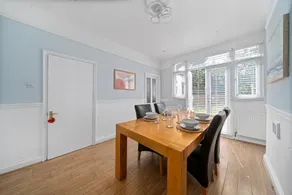 Stylish Modern 3 Bedroom Home with Garden - Image 5