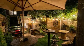 Quirky Village Centre Apartment Above a Cocktail Bar, Castle Donington - Image 4