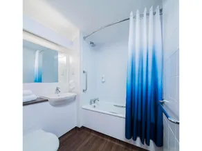Travelodge Leatherhead - Image 4