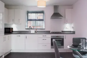 Contractors and Relocators Apt - Long Stay Savings - Fibre Optic High-Speed WiFi - Multiple Free Parking Spaces - Netflix - Sleeps 4 - Image 3